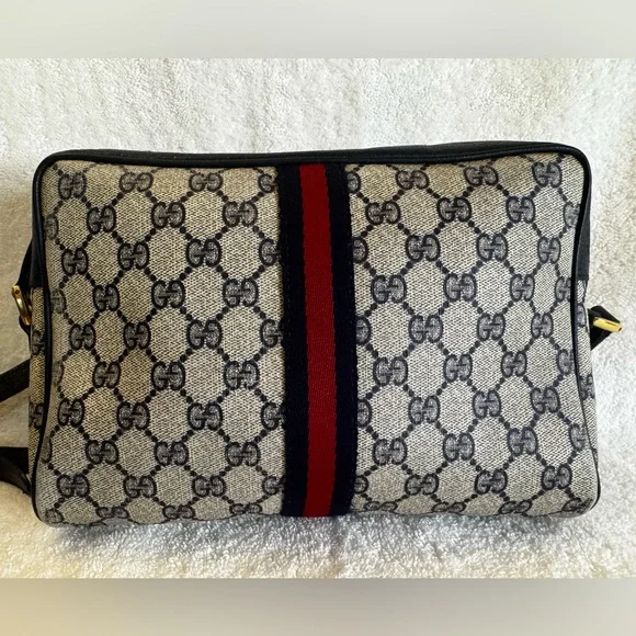 🚨SOLD🚨Gucci Vintage GG Monogram Supreme Sherry Web Ophidia Camera Shoulder Bag. - Picture 2 of 16